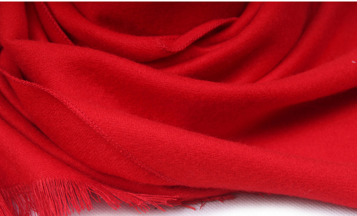 Eleganter roter Kaschmirschal, modisches Accessoire für Wintermode. Weich, warm & luxuriös.