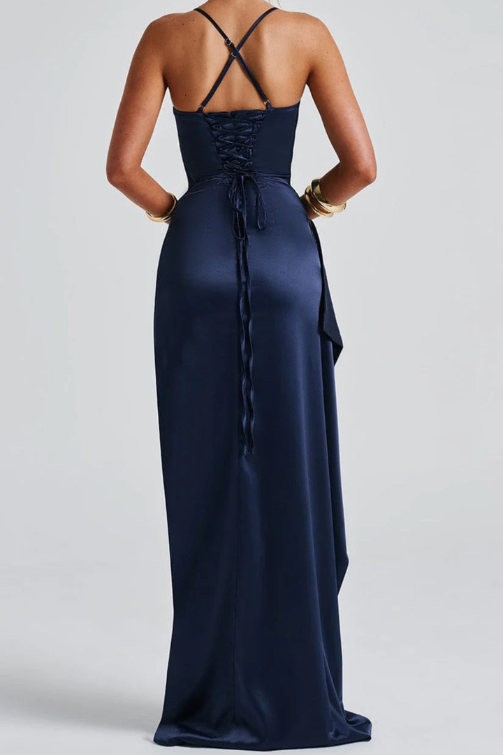 Langes, elegantes Damen Maxikleid in Marineblau mit Spaghettiträgern und Beinschlitz, figurbetont und festlich.