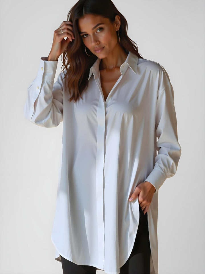 Damen Oversize-Hemdkleid, lässig getragen, mit Seitenschlitz für Bewegungsfreiheit. Modisch & bequem.