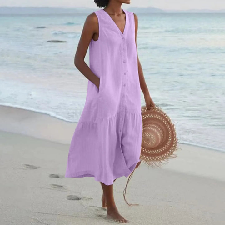 Elegantes, weißes Leinen-Maxikleid Elara für Damen mit V-Ausschnitt & Kurzarm. Ideal für warme Tage.