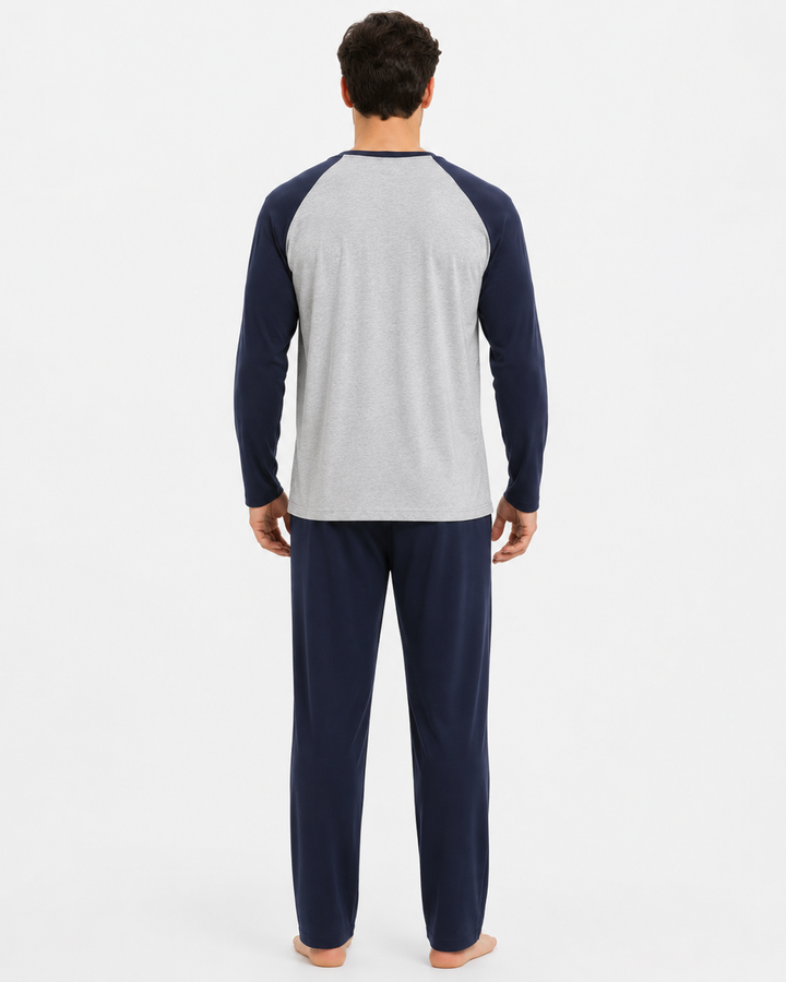 Komfortabler Herren Schlafanzug aus Modal, bestehend aus Shirt und Hose, perfekt für entspannte Stunden und Homewear.