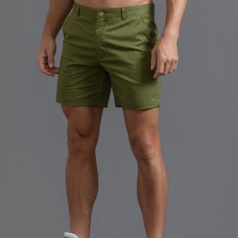 Vielseitige Herren Chino-Shorts, perfekt kombinierbar für entspannte Sommer-Freizeitlooks und Urlaubsoutfits.