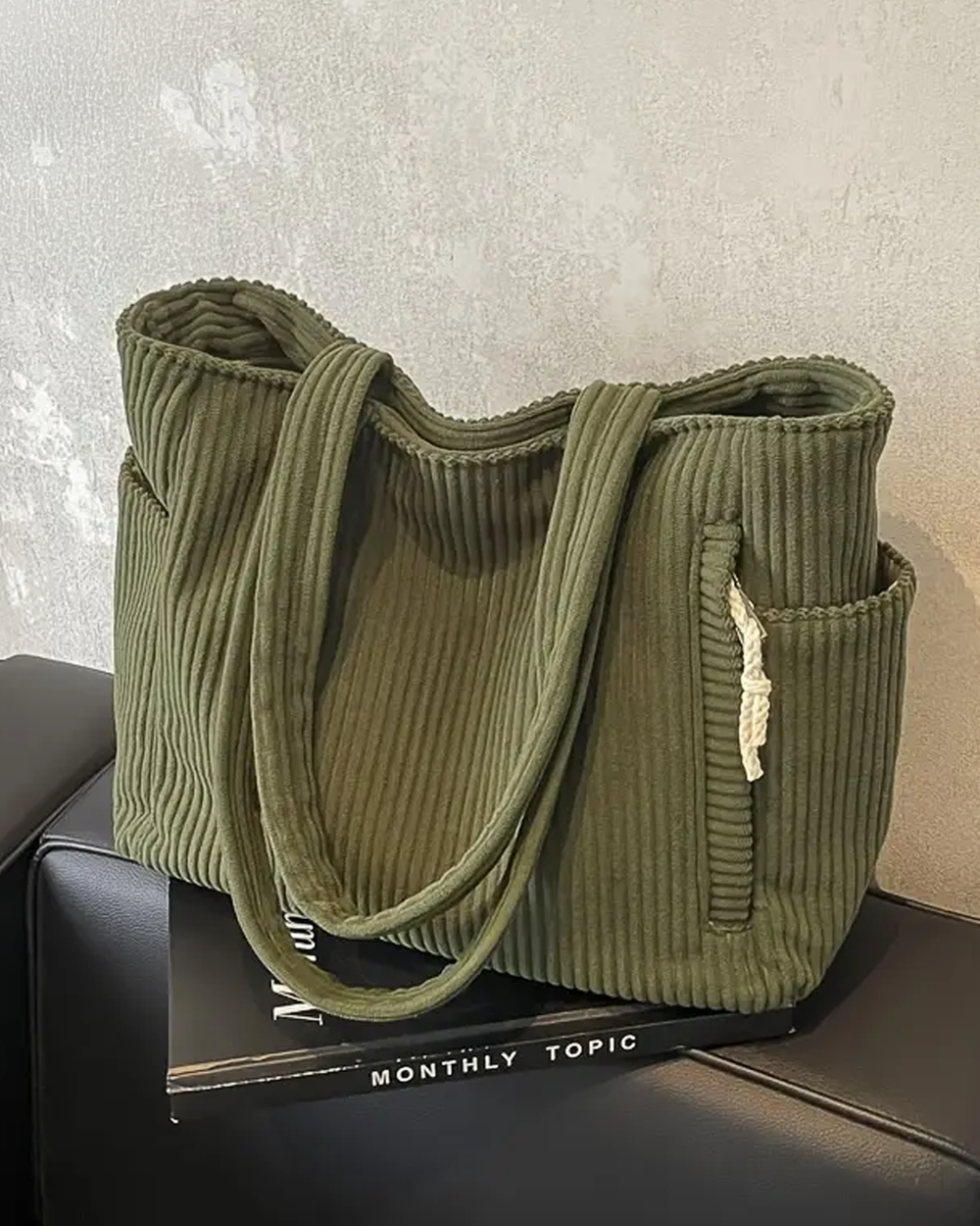 Gerippte Cord-Damentragetasche mit modischem Kordelzug. Vielseitige Umhängetasche für Alltag und Büro.
