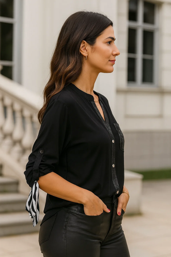 Weißes Damen Pailletten Top mit dezentem Glitzer, lockere Passform, perfekt für Sommer und Frühling.