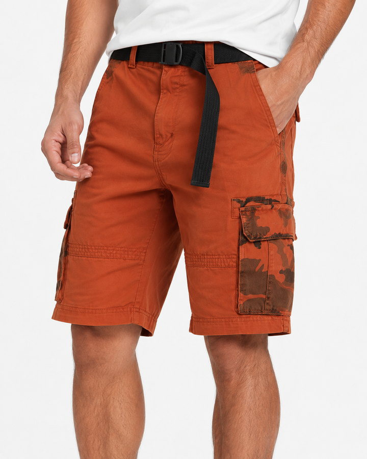 Praktische Herren Camouflage Cargo Bermuda Shorts mit geräumigen Taschen für Outdoor-Aktivitäten.