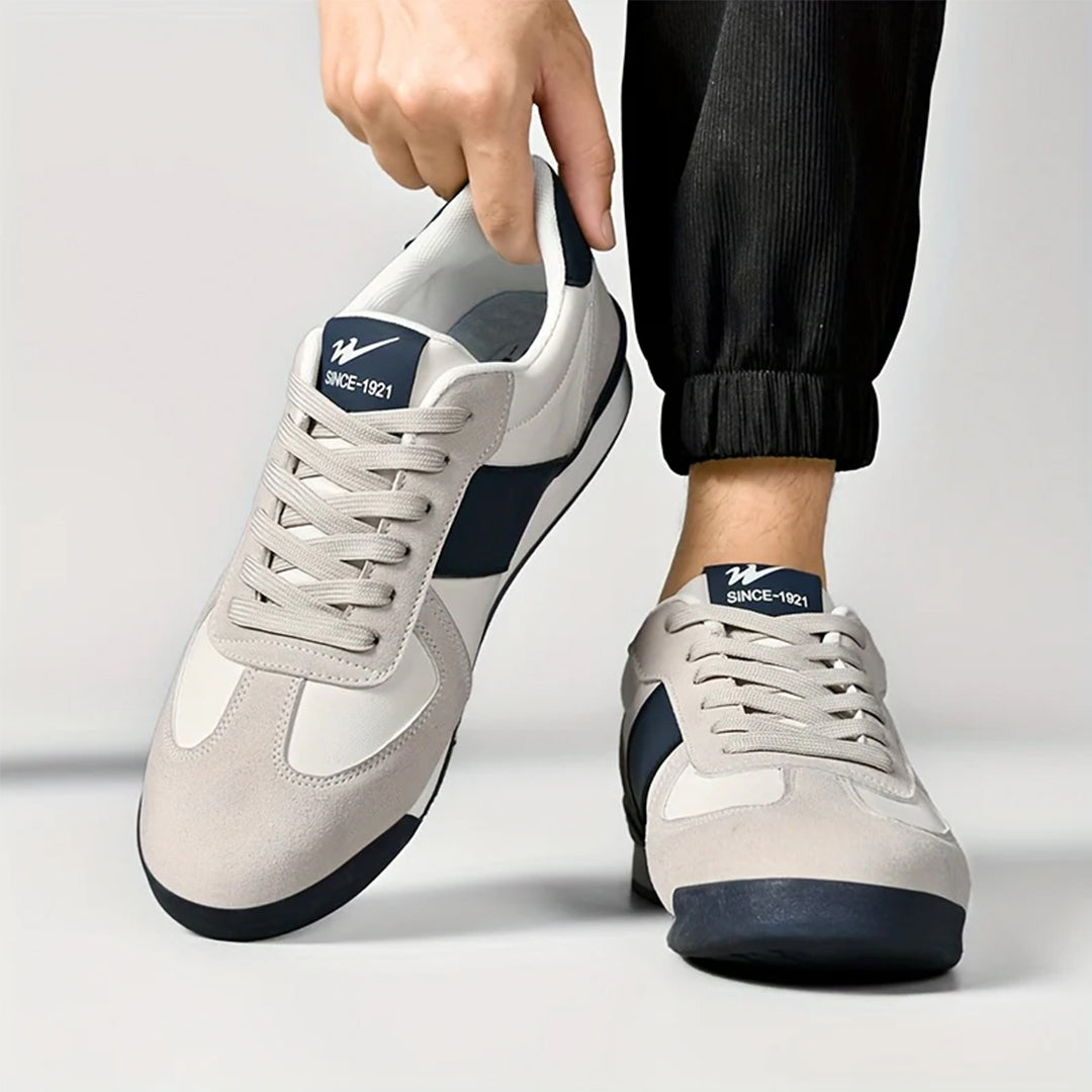Detailaufnahme: Herren-Sneaker im Streifen-Design, zeigen hochwertige Verarbeitung & Komfortschuhe.
