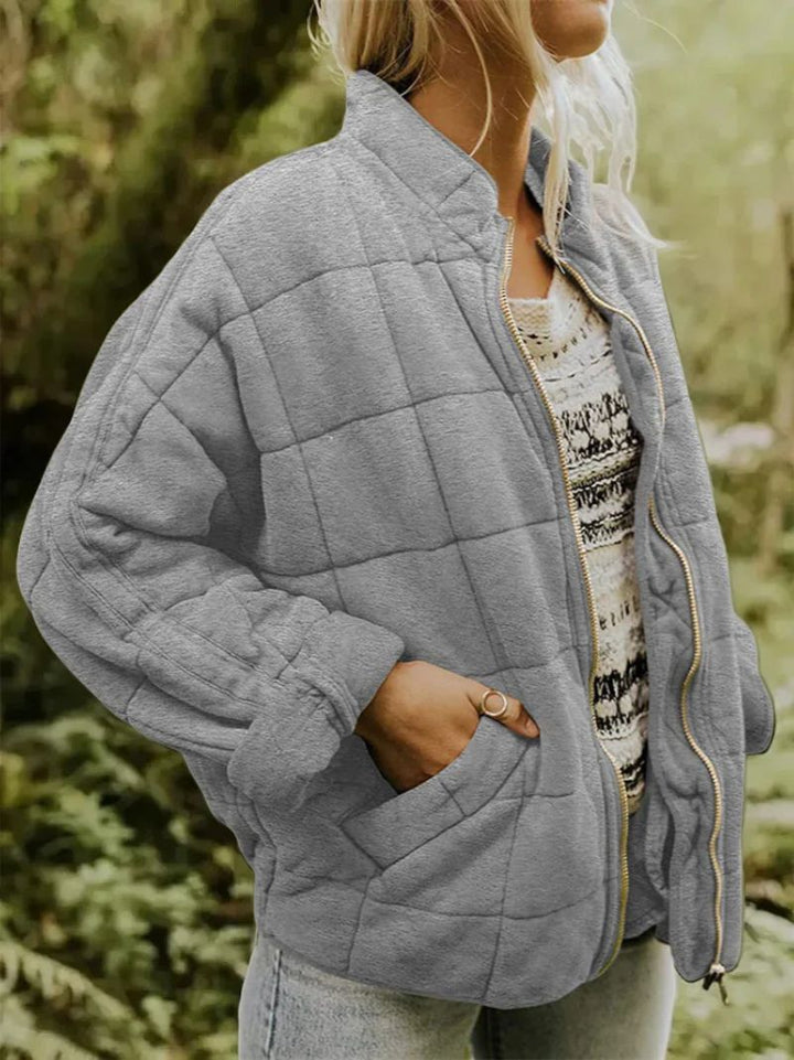 Komfortable Damen Übergangsjacke im Oversize-Design. Stilvolle Freizeitjacke mit lockerem Schnitt für Frühling und Herbst.