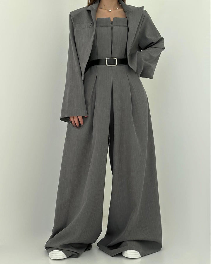 Elegantes Reiseoutfit für Damen: 3-Teiler mit Jacke, trägerlosem Top & bequemer weiter Hose. Komfortabel & chic.
