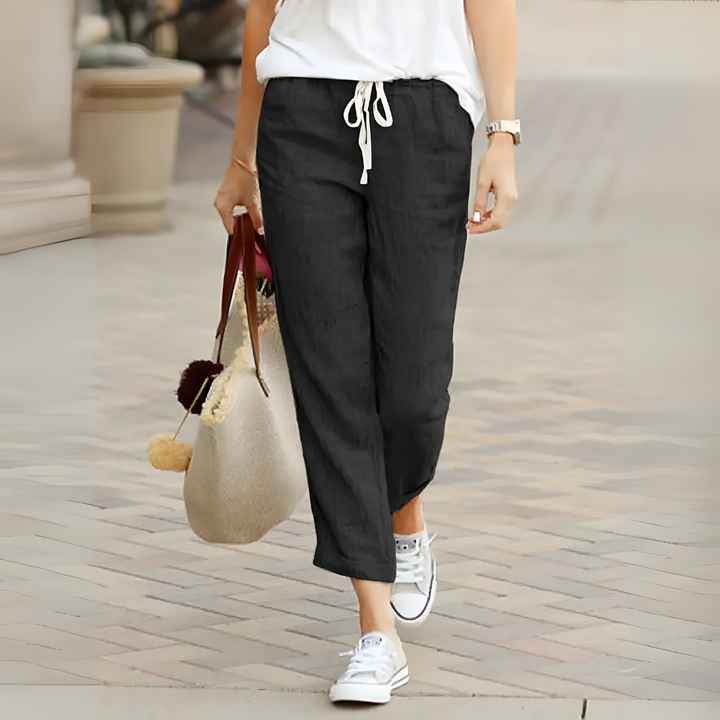 Vielseitige Damenhose: Komfortable, elegante Sommerhose für Frauen, ideal als Reisehose oder Alltagsmode.