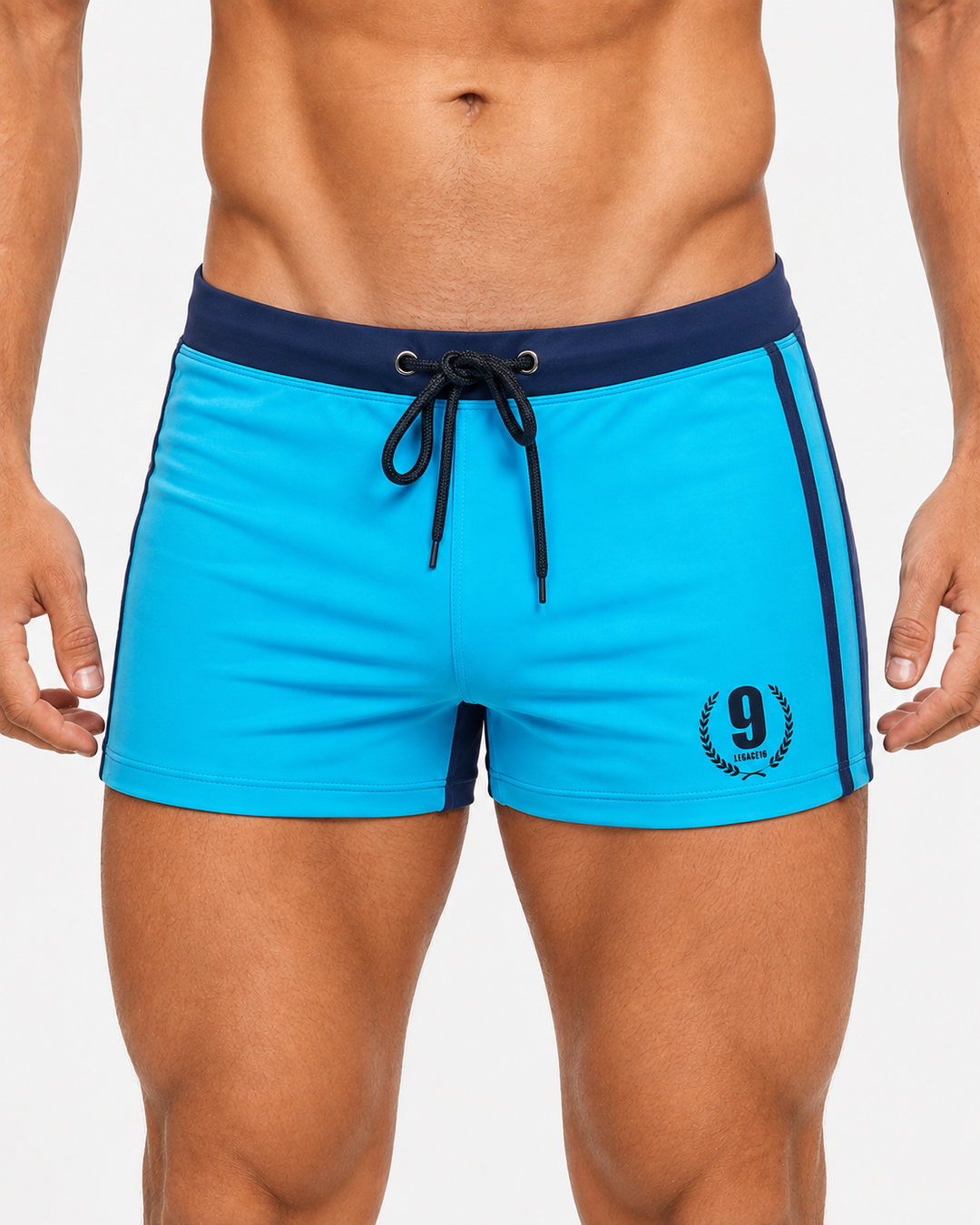 Blaue Sportshorts, atmungsaktiv & schnelltrocknend, perfekt als Schwimmshorts für Herren. Komfortable Bademode.