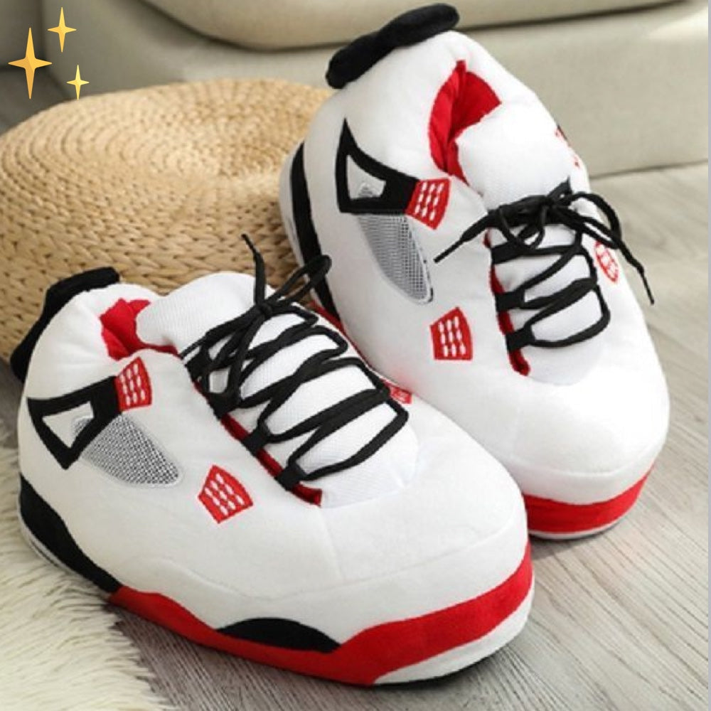 Gemütliche Unisex Slipper im Sneaker-Stil. Übergroß, modisch und bequem für Homewear und entspannte Streetwear.