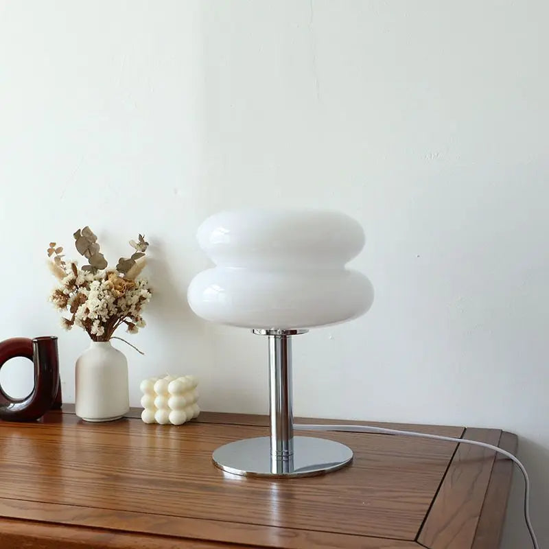 Moderne Bauhaus Tischlampe, unisex Design. Dimmbare LED Retrolampe als stilvolle Bürobeleuchtung.