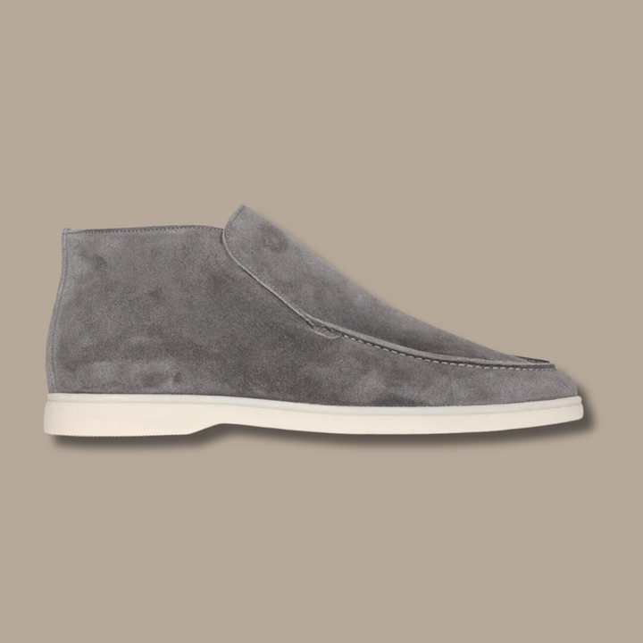 Elegante Alden Herren Slipper aus Wildleder im Seitenprofil, vielseitige Ganzjahresschuhe.