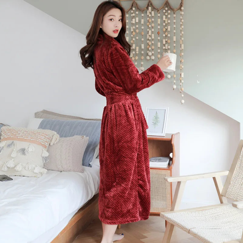 Hochwertiger Damen-Kuschelbademantel, warm und bequem, ideal für entspannende Stunden als Nachtwäsche.