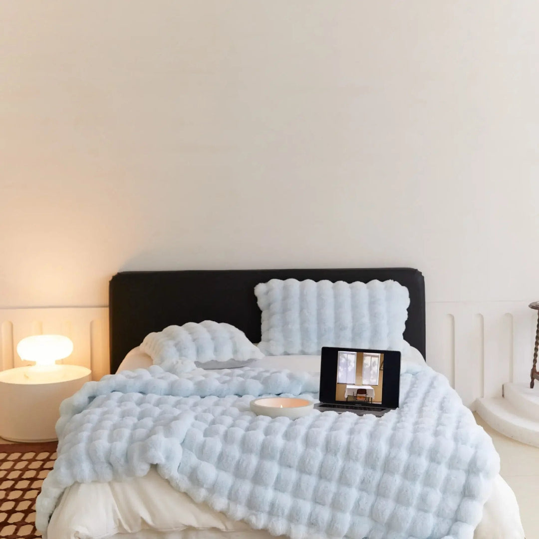 Ganzjährige, pflegeleichte Plüschdecke für Zuhause, bringt Wärme und Komfort ins Wohnzimmer.