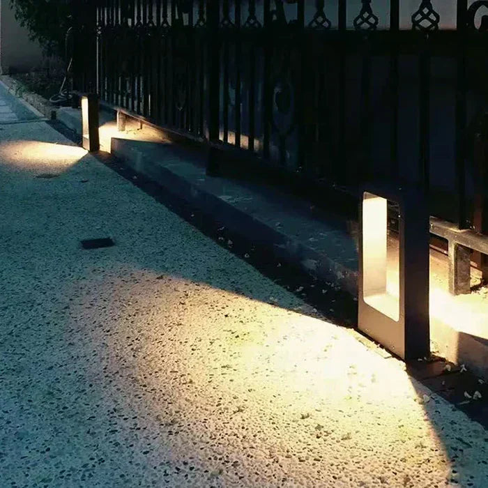 Leuchtender TerraBeam Grondspot LED als Wegbeleuchtung bei Nacht für Sicherheit & Atmosphäre im Garten.