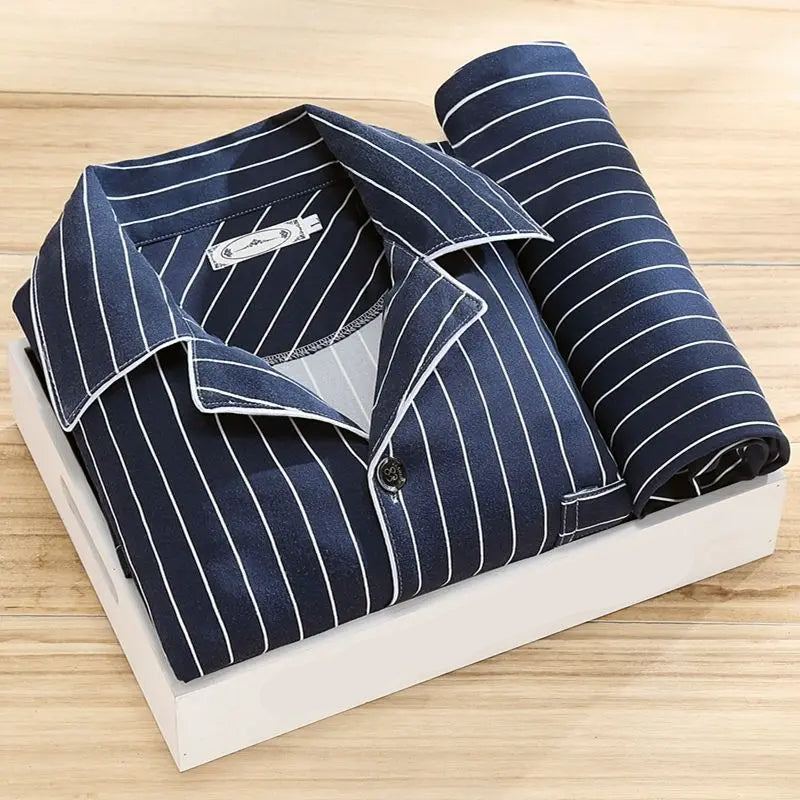 Vielseitiges Herren Pyjama Set für Komfort zuhause. Weicher Schlafanzug, Loungewear und Hausanzug in einem.