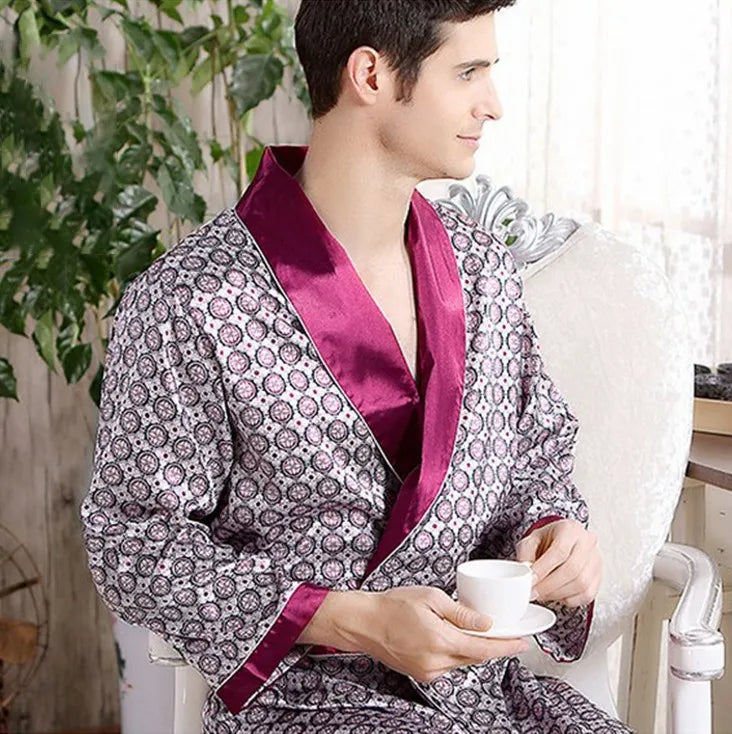 Luxuriöser Herren Bademantel mit eleganten Gold-Akzenten. Stilvoll & gemütlich für Wellness & Entspannung.