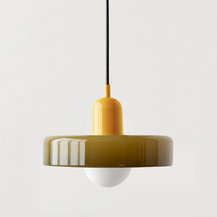 Buntglas Pendelleuchte, farbenfroh und dekorativ. Moderne Glaslampe für Zuhause.