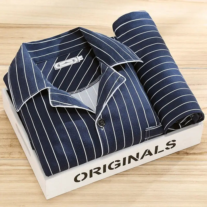 Gestreiftes Herren Pyjama-Set für Komfort und Stil; perfekter Schlafanzug für entspannte Momente.