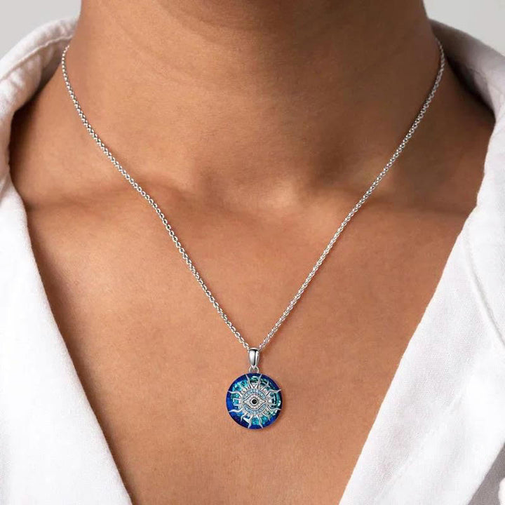 Elegante Damen Halskette mit stilvollem Böser Blick Talisman, ein zeitloses Schmuckstück für Schutz und Stil.