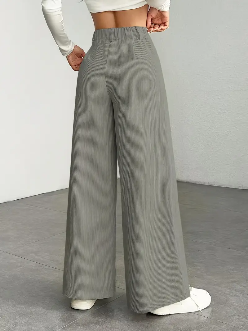 Moderne Damenhose mit hoher Taille, weitem Bein & fließendem Stoff; ideal für Frühling & Herbstmode.