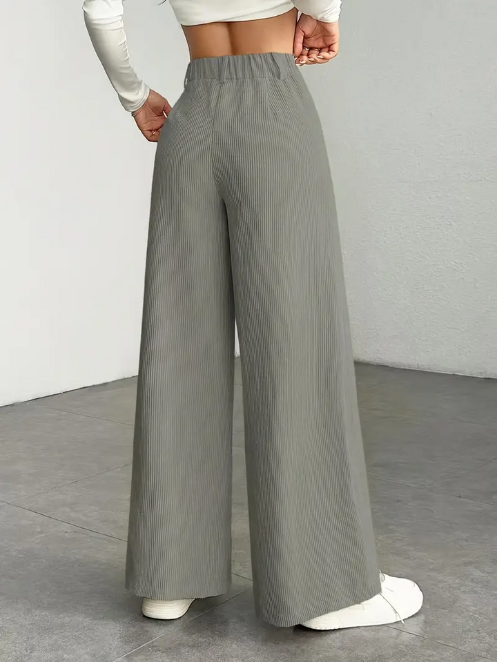 Moderne Damenhose mit hoher Taille, weitem Bein & fließendem Stoff; ideal für Frühling & Herbstmode.