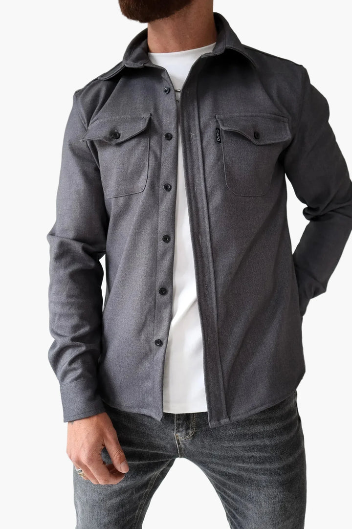 Vielseitiges Langarm-Freizeithemd für Herren mit Brusttaschen. Perfektes Oberteil für Freizeit & Smart Casual Anlässe.