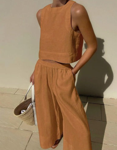 Entspannter Damen Zweiteiler für den Sommer: Ärmelloses Set mit fließender Hose. Perfekt für den lässigen Urlaubslook.