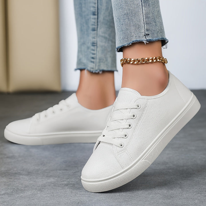 Modische Damen Schnürschuhe am Fußmodell, unterstreichen den modernen Freizeit-Look.