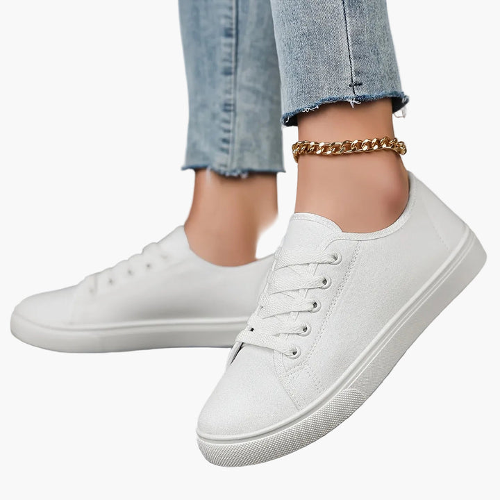 Luftige Sommerschuhe für Damen: bequeme Schnür-Sneaker für heiße Tage.