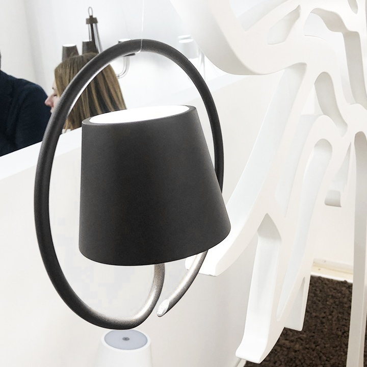 Stilvolle kabellose Hängelampe mit warmweißer LED. Dimmbare Akku-Lampe für Haus, Garten & Balkon.