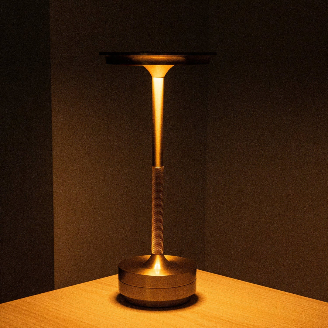 Funktionale kabellose LED-Tischlampe aus Metall, dimmbar, für gezielte und diffuse Beleuchtung.
