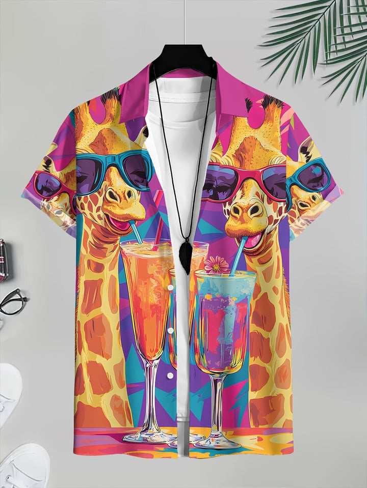 Farbenfrohes Herren Strandhemd mit exotischen Giraffen- & Cocktail-Motiven. Ideales Hawaii-Hemd für warme Tage.
