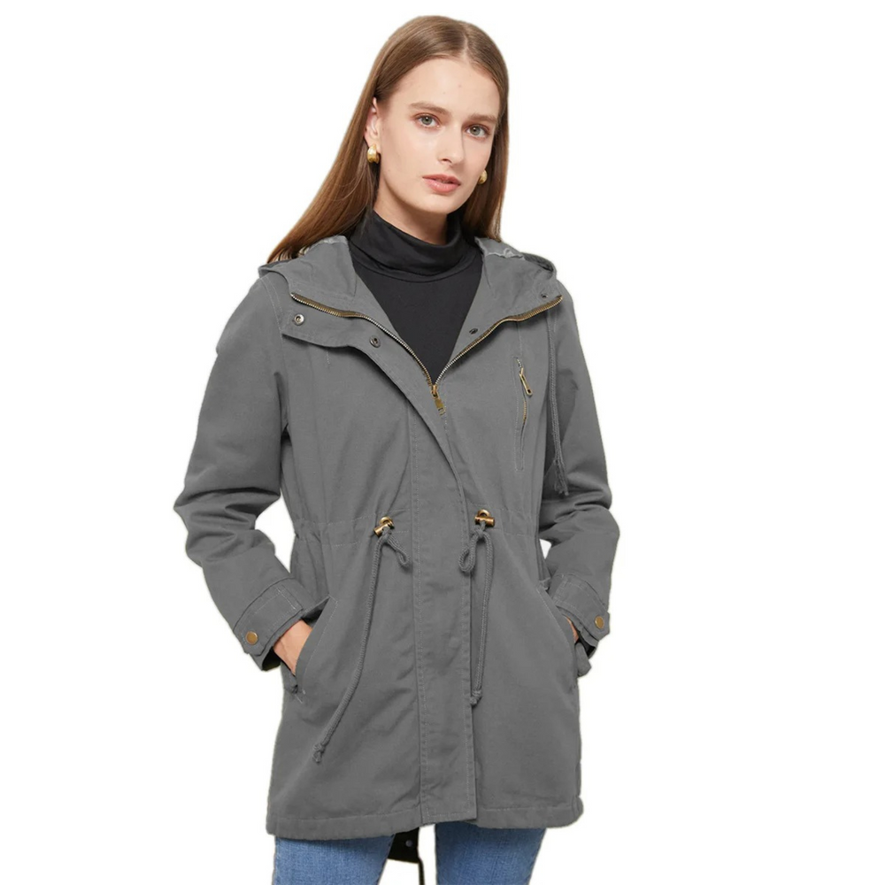 Modische, wasserabweisende Damen Übergangsjacke Amira. Leicht & lang, perfekt für stilvolle Sommeroutfits im Alltag.