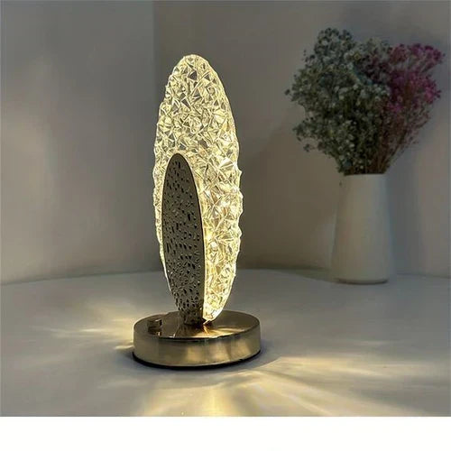 Dekorative LED-Tischlampe in Pfauenform, einzigartige Design-Lampe als Blickfang für stilvolle Heimdekoration.