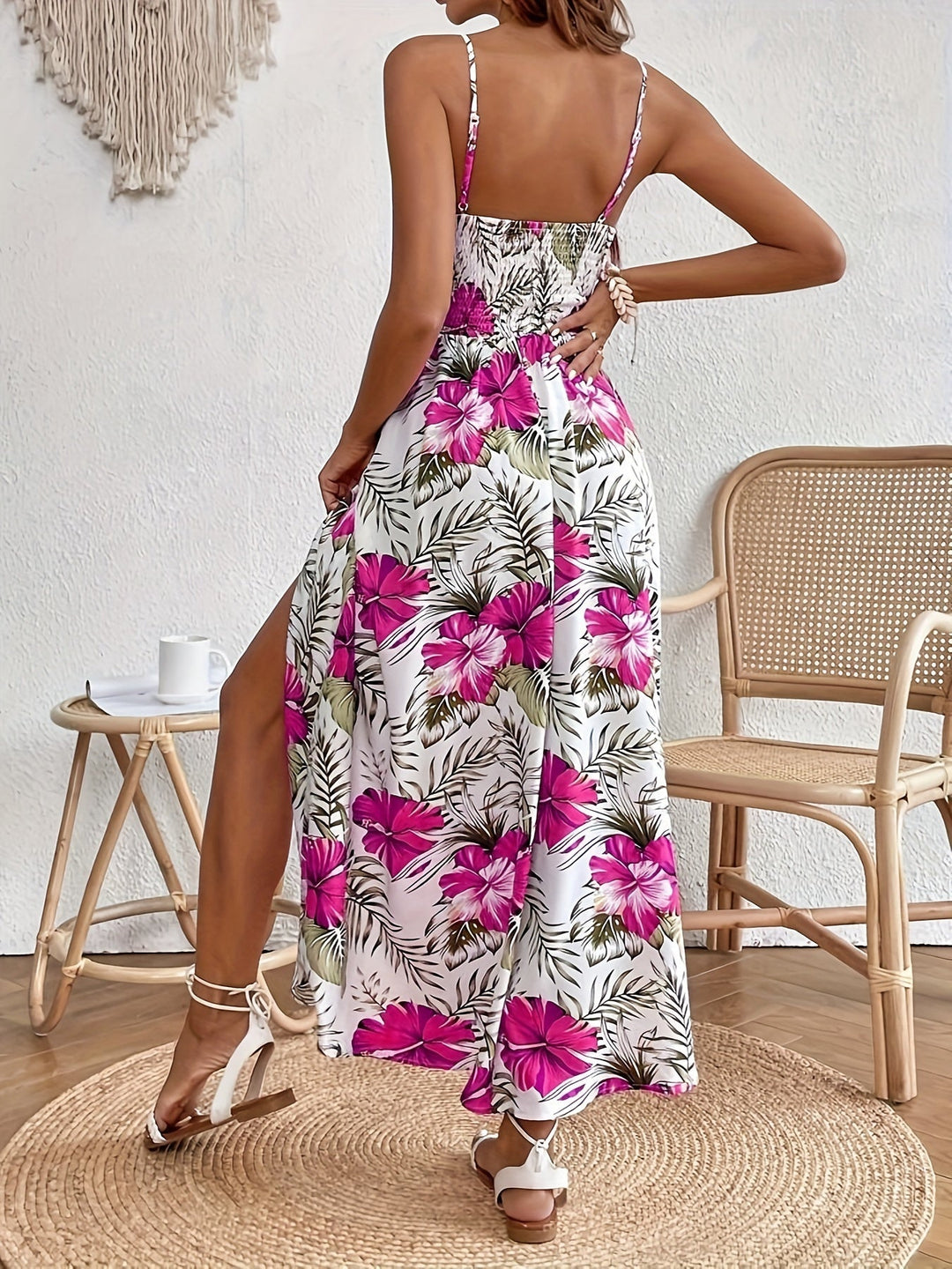 Leichtes, fließendes Damen Sommer Maxikleid mit Blumenmuster. Spaghettiträger, perfekt für heiße Tage.