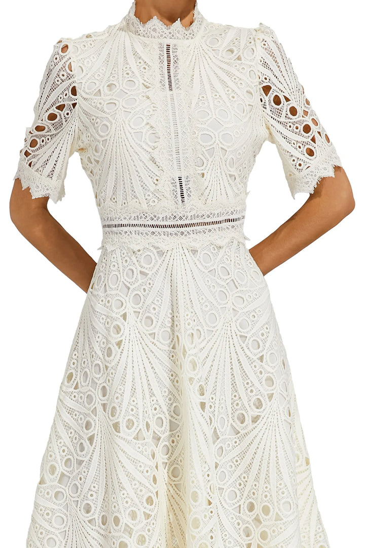 Trendiges Damen Spitzen Midikleid, elegantes Cocktail- und Partykleid für die moderne Frau bei besonderen Anlässen.