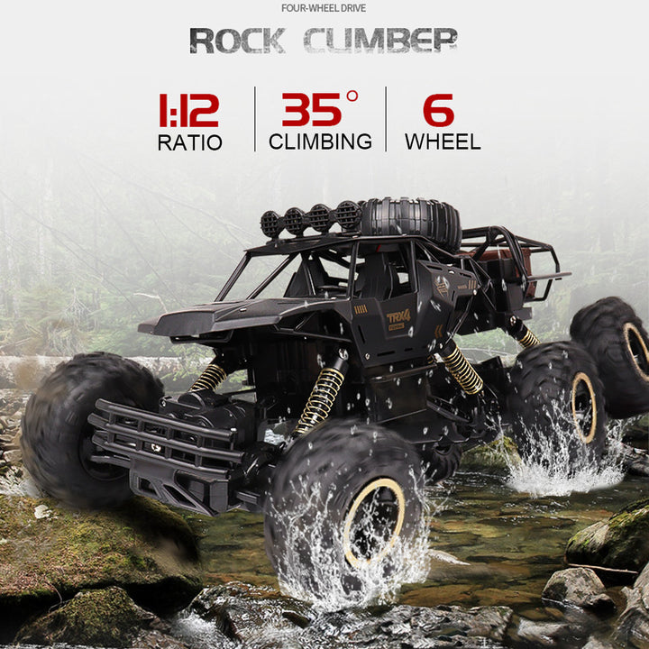 Rasanter, ferngesteuerter 6-Rad RC-Monster-Truck 1:12, der durch Offroad-Gelände rast.