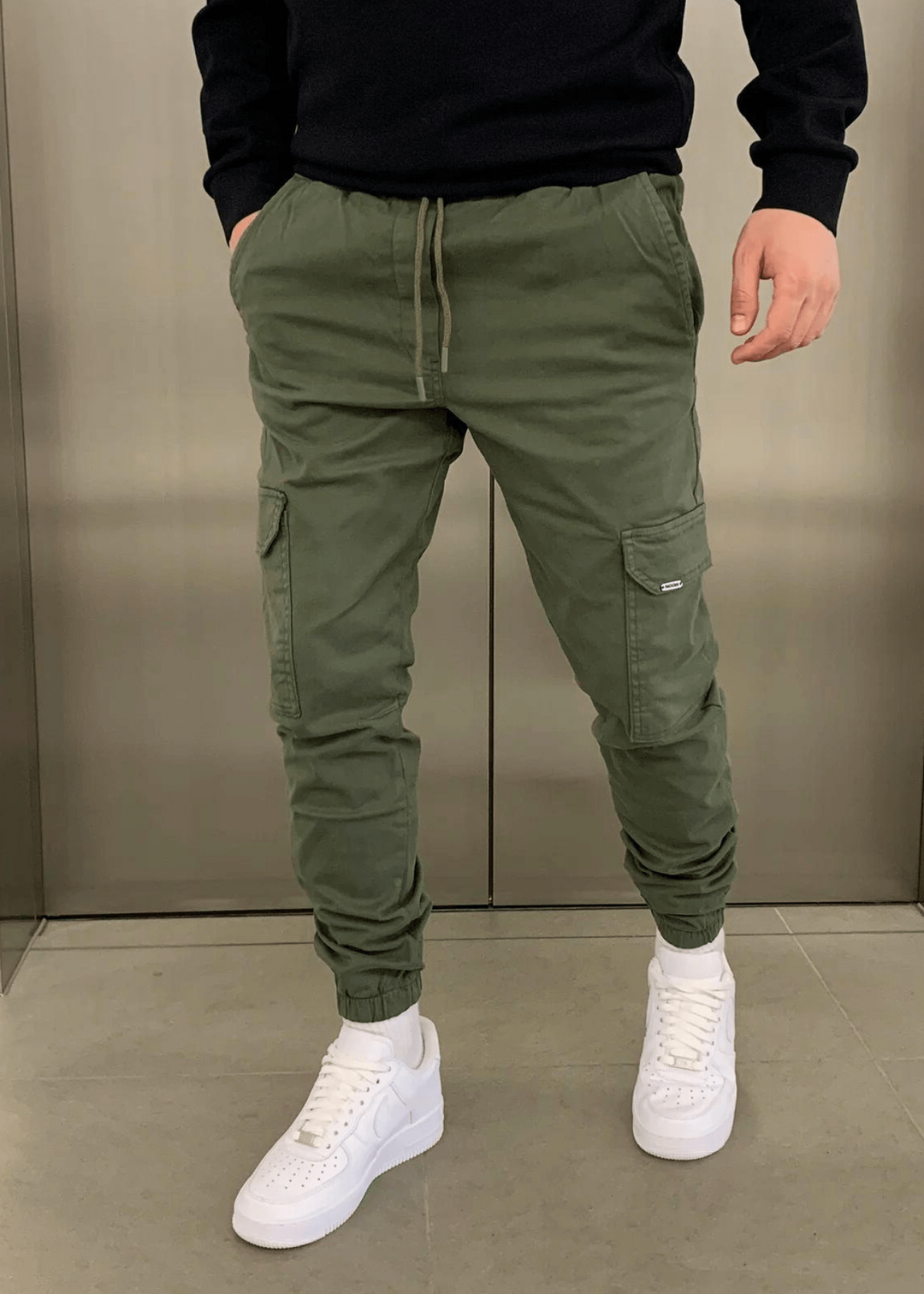 Nahaufnahme der Cargotasche: Funktionale Tasche der Herren Jogginghose, robust & stilvoll für den täglichen Streetwear-Look.