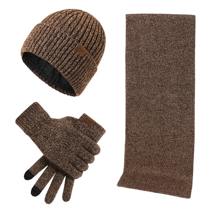 Warme Mütze, weicher Schal und bequeme Handschuhe im lässigen Männer Winterset. Perfekte Winter-Accessoires.