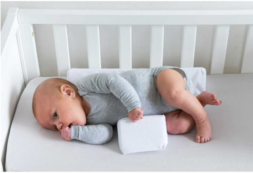 Atmungsaktives Anti-Roll Babykissen aus Memory-Schaum, verstellbar, für entspannten Babyschlaf.