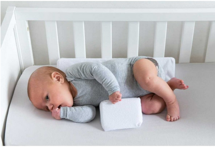 Atmungsaktives Anti-Roll Babykissen aus Memory-Schaum, verstellbar, für entspannten Babyschlaf.