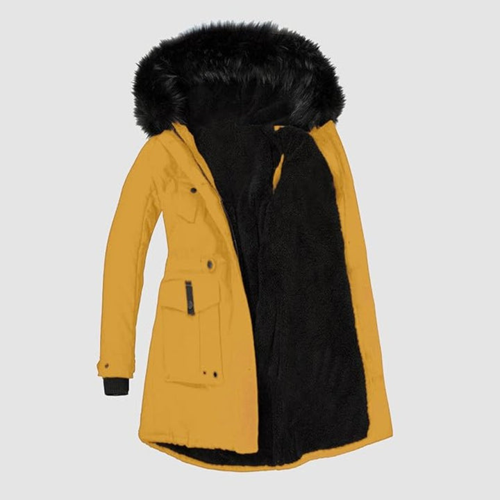 Grüne, warme Damen Winterjacke mit Kapuze, tailliert. Ideale Outdoor-Damenmode für Kälteschutz & Stil im Winter.