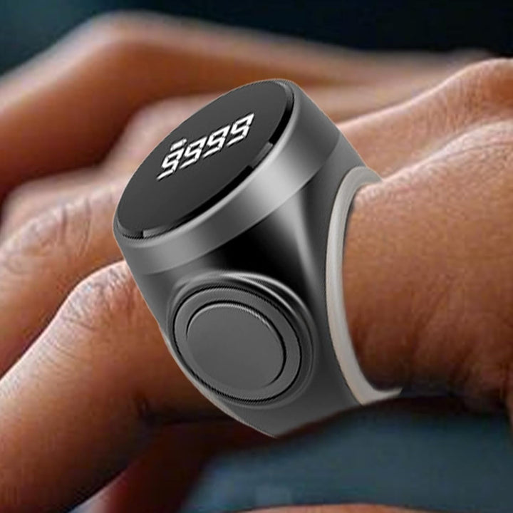 Wiederaufladbarer digitaler Fingerzähler, als Ring getragen, nützlich für Statistiken.