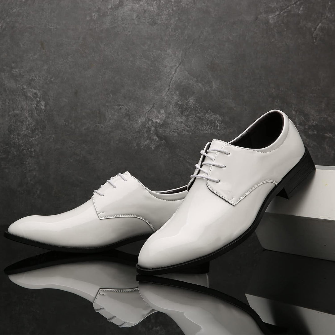 Moderne Herrenmode: Weiße Schuhe, leicht, bequem und stilvoll für jeden Anlass. Alltagstauglich.