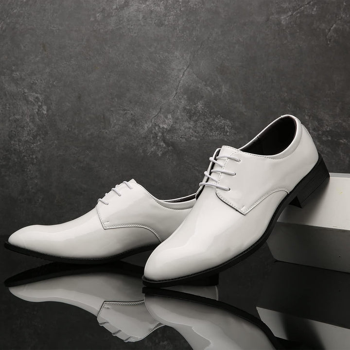 Moderne Herrenmode: Weiße Schuhe, leicht, bequem und stilvoll für jeden Anlass. Alltagstauglich.