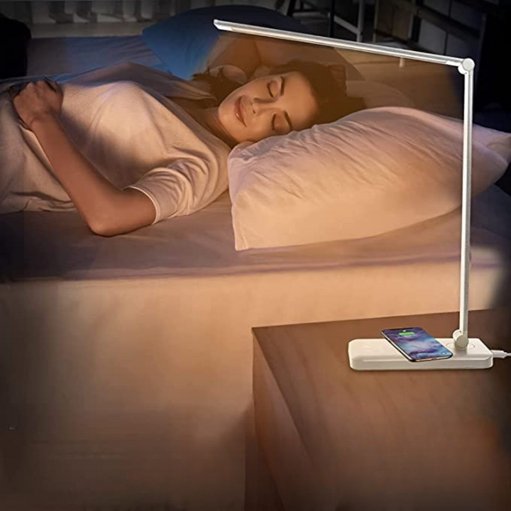 Moderne LED-Schreibtischlampe mit USB-Ladefunktion, dimmbar, augenfreundlich für Büro & Zuhause.