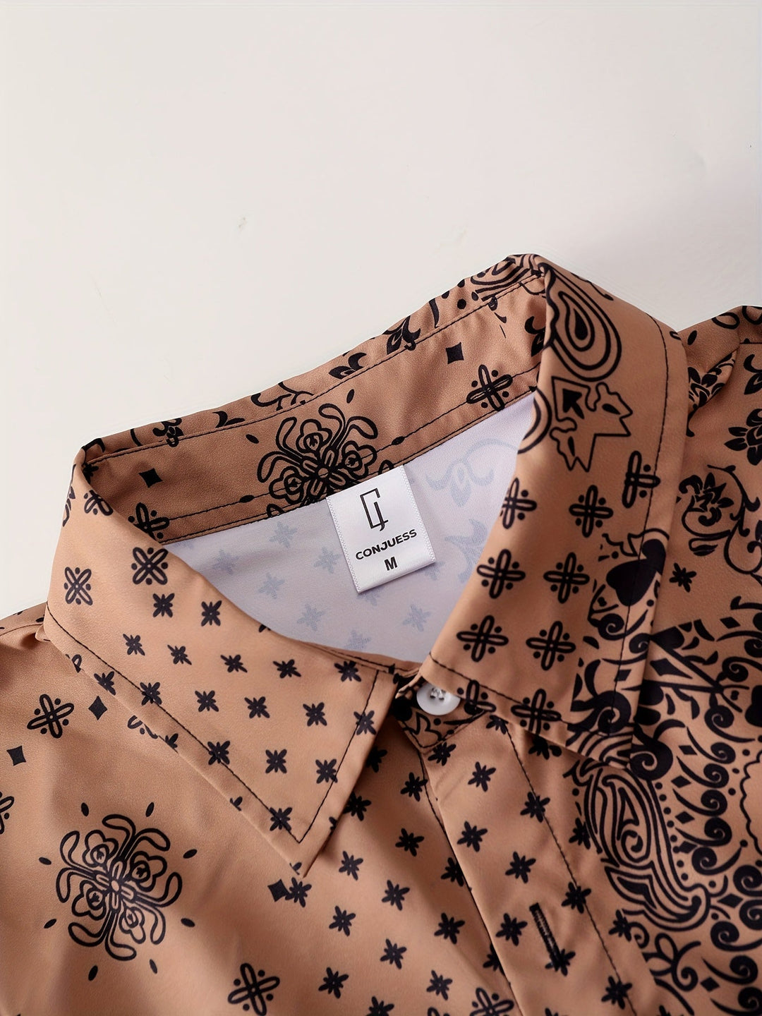 Vielseitiges Herren Bandana Print Outfit: Kurzarm Hemd & Shorts, perfekt für Urlaub & Freizeit.