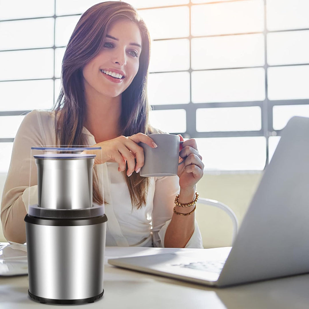 Leistungsstarke elektrische Gewürzmühle mit Edelstahl-Mahlwerk & abnehmbarem Becher. Ideal für frische Gewürze in der Küche.